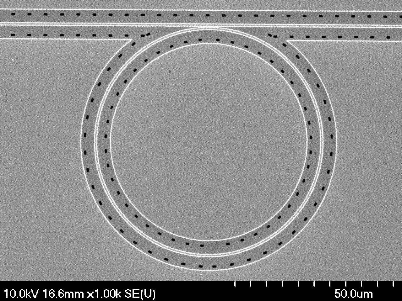 锗基悬空薄膜微环谐振腔